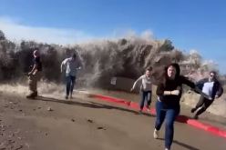 بالفيديو.. موجة قوية تثير الذعر وتتسبب في إصابة ثمانية أشخاص