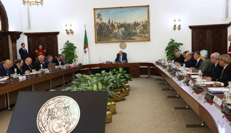 الرئيس تبون يشدّد على ضرورة أن تكون عملية الرقمنة شاملة لكل القطاعات الحكومية