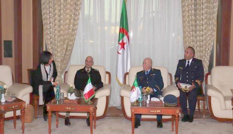 اللواء بن بيشة يستقبل نظيره الإيطالي