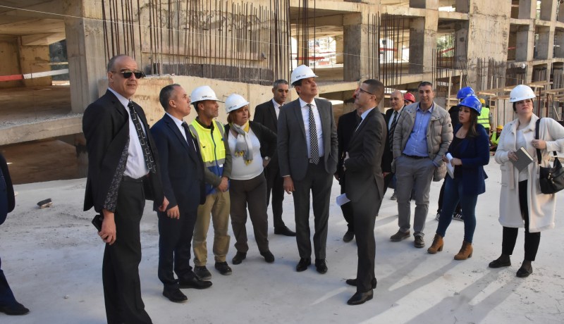 بعد إعادة بعثه.. رابحي يتفقد مشروع حظيرة متعددة الطوابق بحيدرة