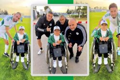 بلماضي ولاعبيه يحتضنون المشجع الياس من ذوي الهمم