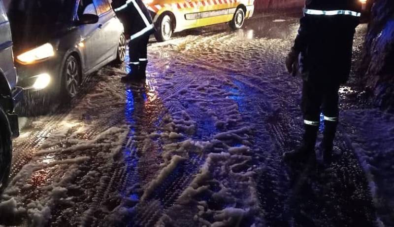 إنقاذ عائلة محصورة في الثلوج بالبويرة
