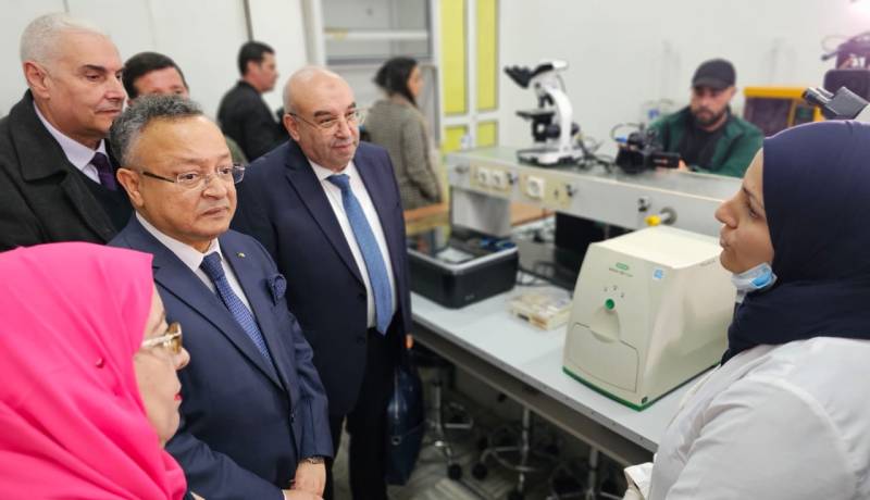 بداري يتفقد مخابر البحث بجامعة باب الزوار