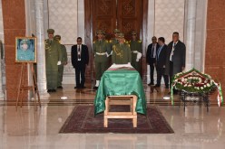 بالصور: الفريق أول شنڨريحة يلقي النظرة الأخيرة على جثمان الفقيد اللواء أحسن سليمان