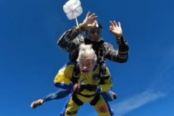 بالفيديو ..مسنة تحتفل بعيد ميلادها الـ 100 بقفز المظلات فى فلوريدا