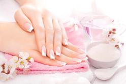 3 وصفات طبيعية للعناية بالأظافر في الشتاء.. ترطبها وتقويها