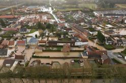 الفيضانات تغرق فرنسا وأكثر من 10 آلاف منزل بدون كهرباء