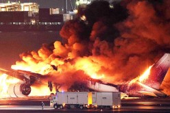 بالفيديو.. 5 قتلى في اصطدام طائرتين بمطار طوكيو هانيدا في اليابان