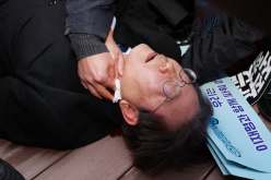 تعرض للطعن في رقبته.. هذه الحالة الصحية لزعيم المعارضة بكوريا الجنوبية