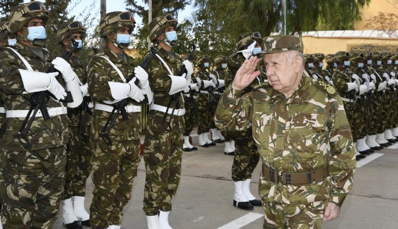 الفريق أول شنقريحة يتفقد مؤسسة صناعة الطائرات بوهران