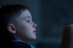 قصة صادمة.. طفل بعمر 9 سنوات يعيش بمفرده منذ عامين