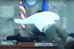 فيديو صادم.. متهم يعتدي على قاضٍ في المحكمة