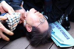 طعن زعيم المعارضة بكوريا الجنوبية أثناء حديثه مع الصحافة