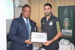 بالصور.. محرز يتسلم بطاقة المشاركة في “كان” كوت ديفوار