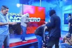 بالفيديو.. مسلحون يحتجزون صحافيين على المباشر داخل محطة تلفزيونية بالإكوادور