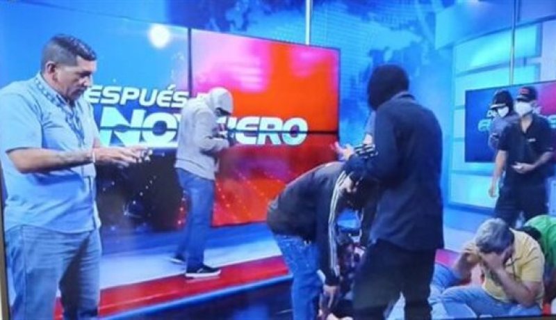 بالفيديو.. مسلحون يحتجزون صحافيين على المباشر داخل محطة تلفزيونية بالإكوادور