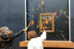 بالفيديو.. صدمة في فرنسا بعد إلقاء الحساء على لوحة الموناليزا