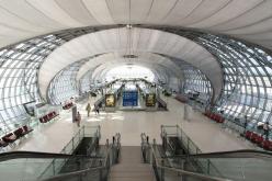 توقيف رجل في المطار وُجد بحقيبته ثعابين وتنانين!