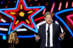 الأمير هاري يفاجئ الجميع بظهوره في حفل رغم مرض والده