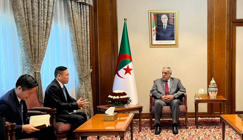 الوزير الأول يستقبل سفير جمهورية فيتنام الاشتراكية بالجزائر