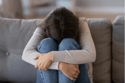 طمس شخصيتي وغير معالم حياتي وعصف بقلبي ليتركني كورقة في مهب الريح