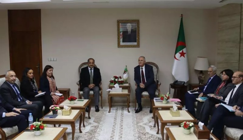 وزير المالية يتحادث مع ممثل البنك العالمي