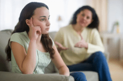 مصدومة في إبنتي.. فكيف أجعلها تتراجع عن خطئها