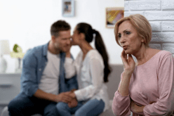 زوجي يرفض تدخّل أمي في علاقتنا