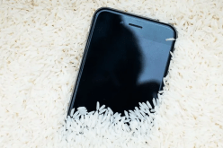 إستخدام الأرز لتجفيف الهواتف.. أبل تُصدر بياناً