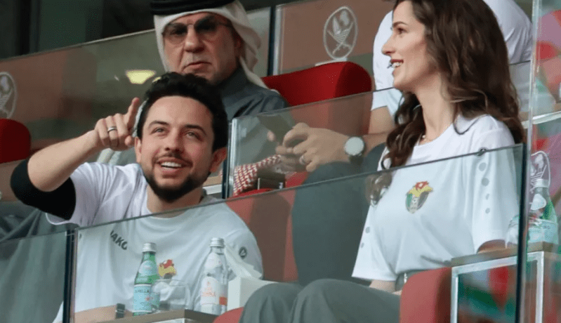 جلس مع الجمهور.. شاهد تفاعل الأمير الحسين بفوز المنتخب الأردني
