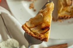 رجل يعثر على عنصر غير متوقع داخل فطيرة التفاح