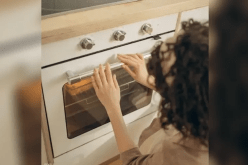 وضعتها بالفرن.. أم تنهي حياة طفلتها بطريقة جنونية!