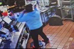 بالفيديو.. موظفو مطعم بيتزا يصدون اللص بالمطرقة وسلة المهملات