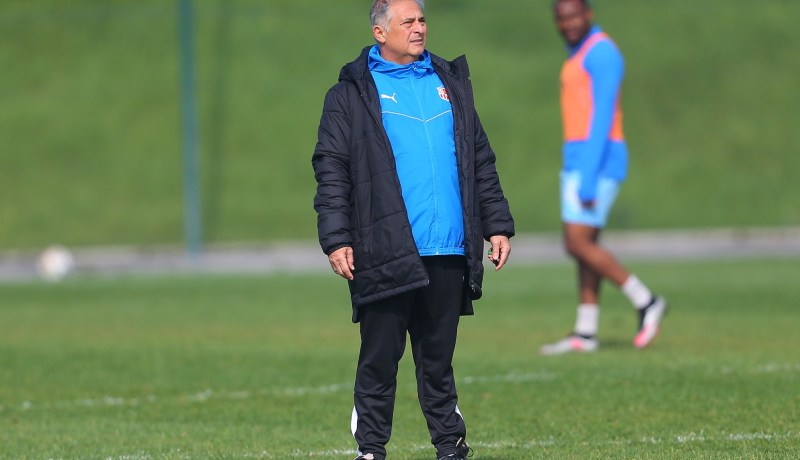 باكيتا: “أكيد أننا نفتقد لبعض العناصر ولكننا نملك تعدادا ثريا”