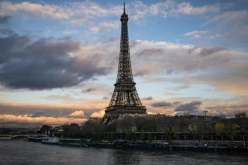 بالصور.. الصدأ يأكل برج إيفل