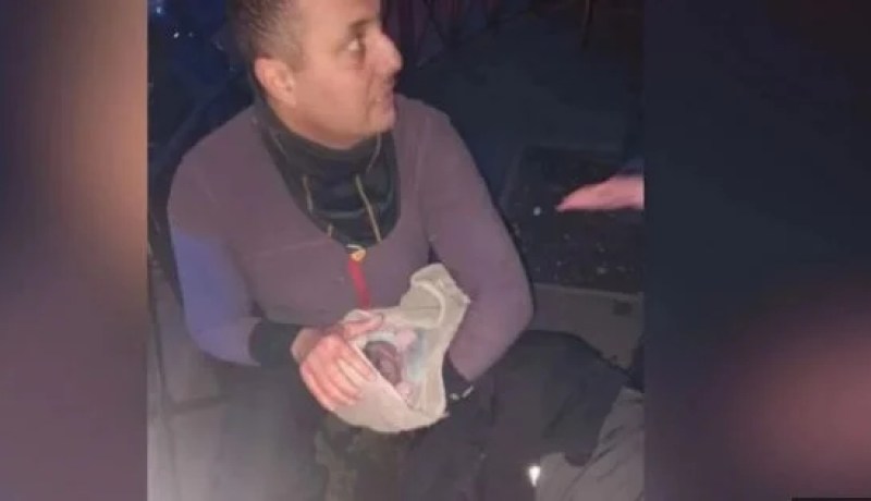 حراڤ جزائري يساعد امرأة على وضع طفلها وسط الشارع في فرنسا