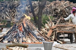 لحظات مروعة.. امرأة تعود للحياة قبل ثوان من حرق جثتها