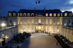 سجين يرتدي سوارًا إلكترونيًا يذهب إلى الإليزيه ويطلب لقاء ماكرون