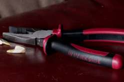 سيدة بريطانية تخلع 12 من أسنانها بـ “الكٌلاب”