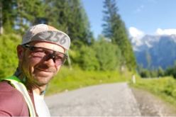 رغم مرض كرون.. كندي يعبر أوروبا بالدراجة