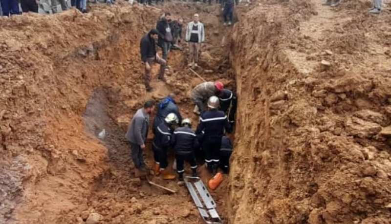 انهيار التربة في البويرة.. انتشال جثة من تحت الأنقاض