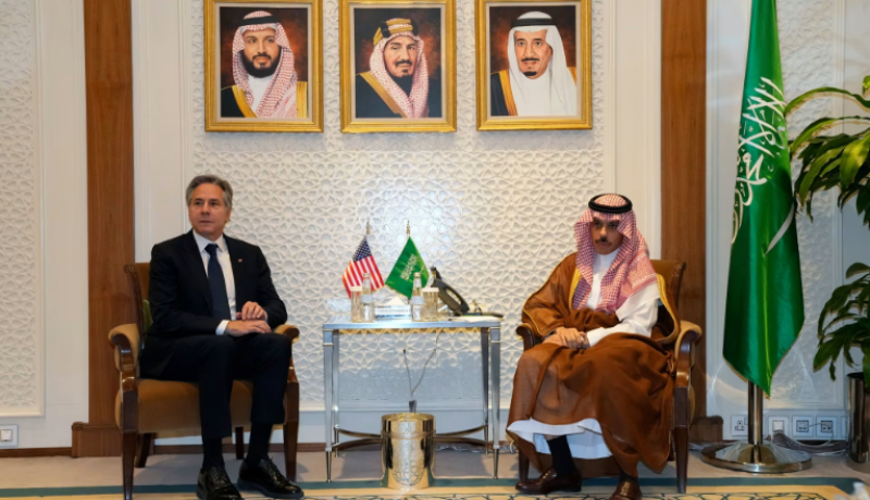 وزيرا الخارجية الأمريكي والسعودي يبحثان هدنة إنسانية في غزة
