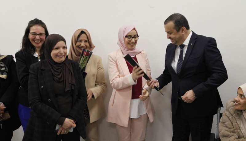 عرقاب يهنئ الجزائريات ويؤكد على تعزيز دورهن ومساندتهن  