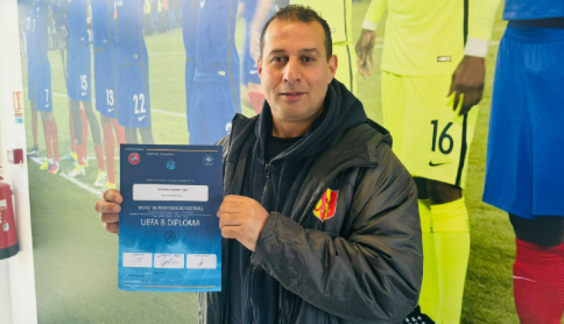 الجزائري لعبني يتحصل على شهادة تدريب UEFA B بفرنسا