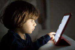 الصحة العالمية تدق ناقوس الخطر.. أطفال باتوا ضحايا الإنترنت