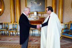 سفير الجزائر لدى بريطانيا وحرمه يدخلان القصر الملكي بالزي التقليدي الجزائري