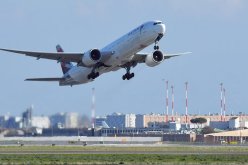 لحظات مرعبة.. هبوط إضطراري لطائرة فقدت إحدى عجلاتها عند الإقلاع