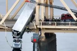 الولايات المتحدة: فيديو مبهر لإنقاذ سائق شاحنة معلق في الفراغ