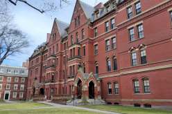 صادم.. إزالة جلد إنسان من غلاف أحد الكتب الموجودة في مكتبة هارفارد