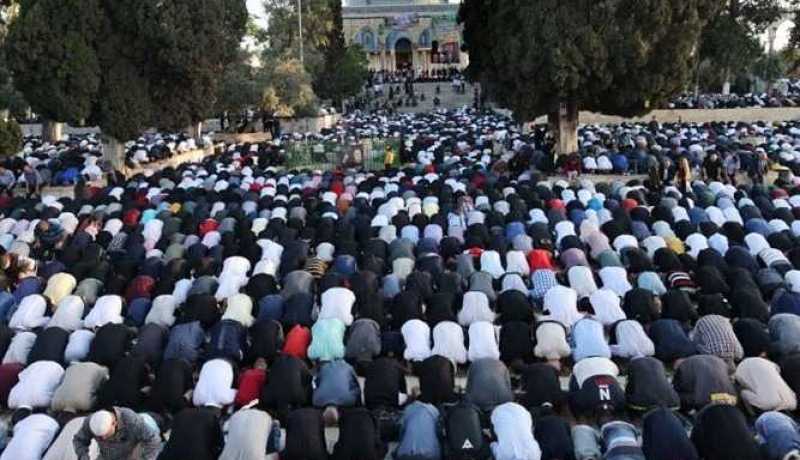 أكثر من 60 ألف مصلٍ يؤدون صلاة عيد الفطر في المسجد الأقصى